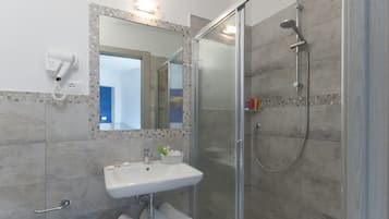 Triple Room, Garden View | Bathroom | Shower, rainfall showerhead, free toiletries, hair dryer