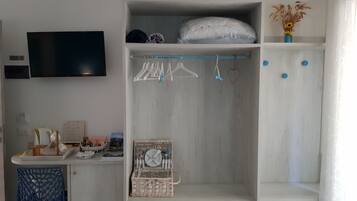 Quarto triplo, vista para o jardim | Cofres nos quartos, escrivaninha, quartos à prova de som