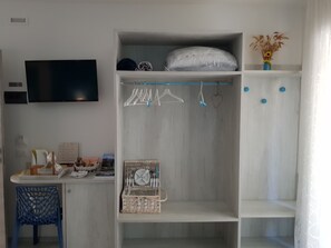 Triple Room, Garden View | In-room safe, desk, soundproofing, free WiFi