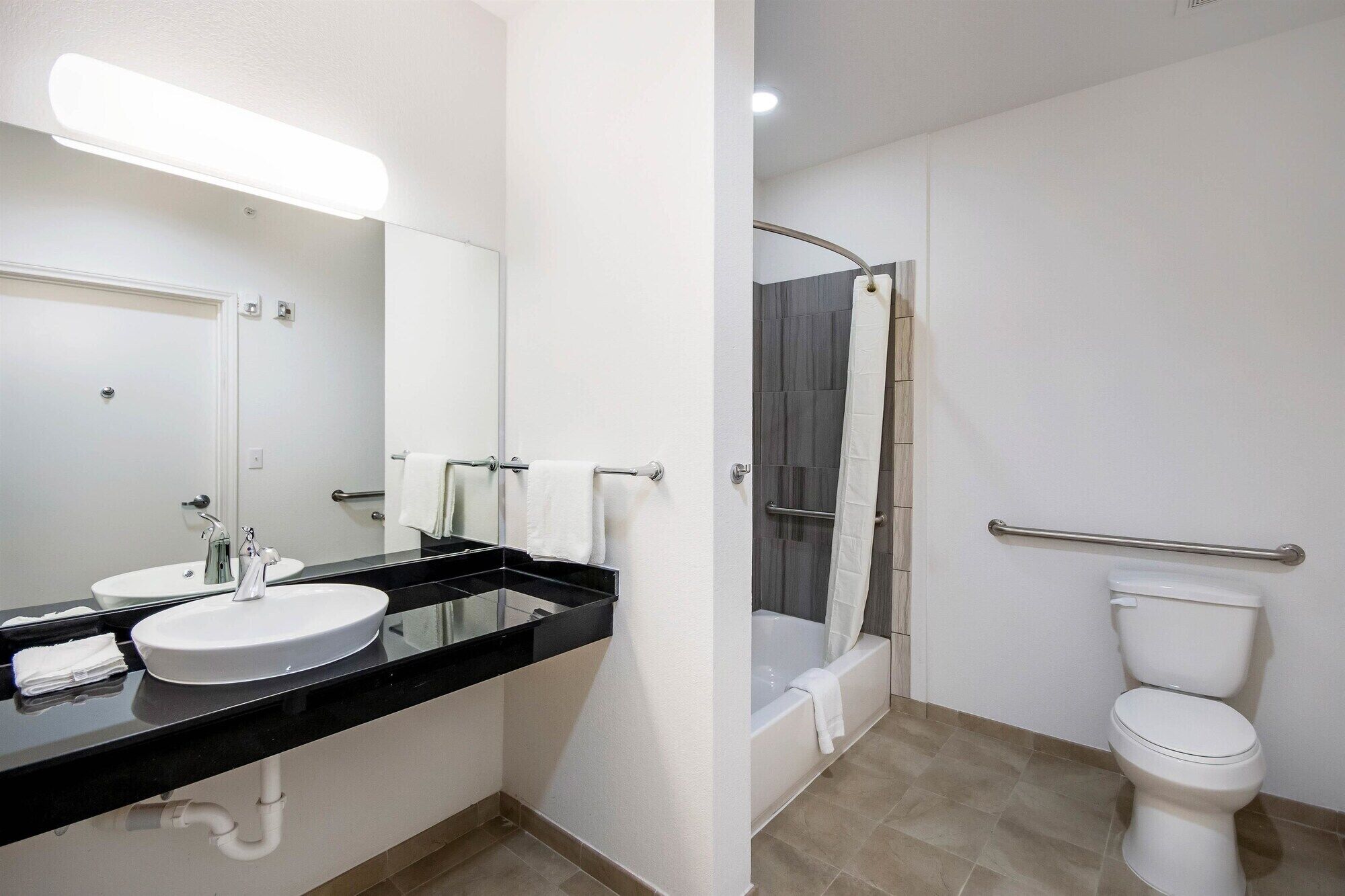 Combined shower/tub, towels