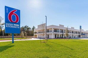 Front of property - Motel 6 Channelview, TX (Channelview)