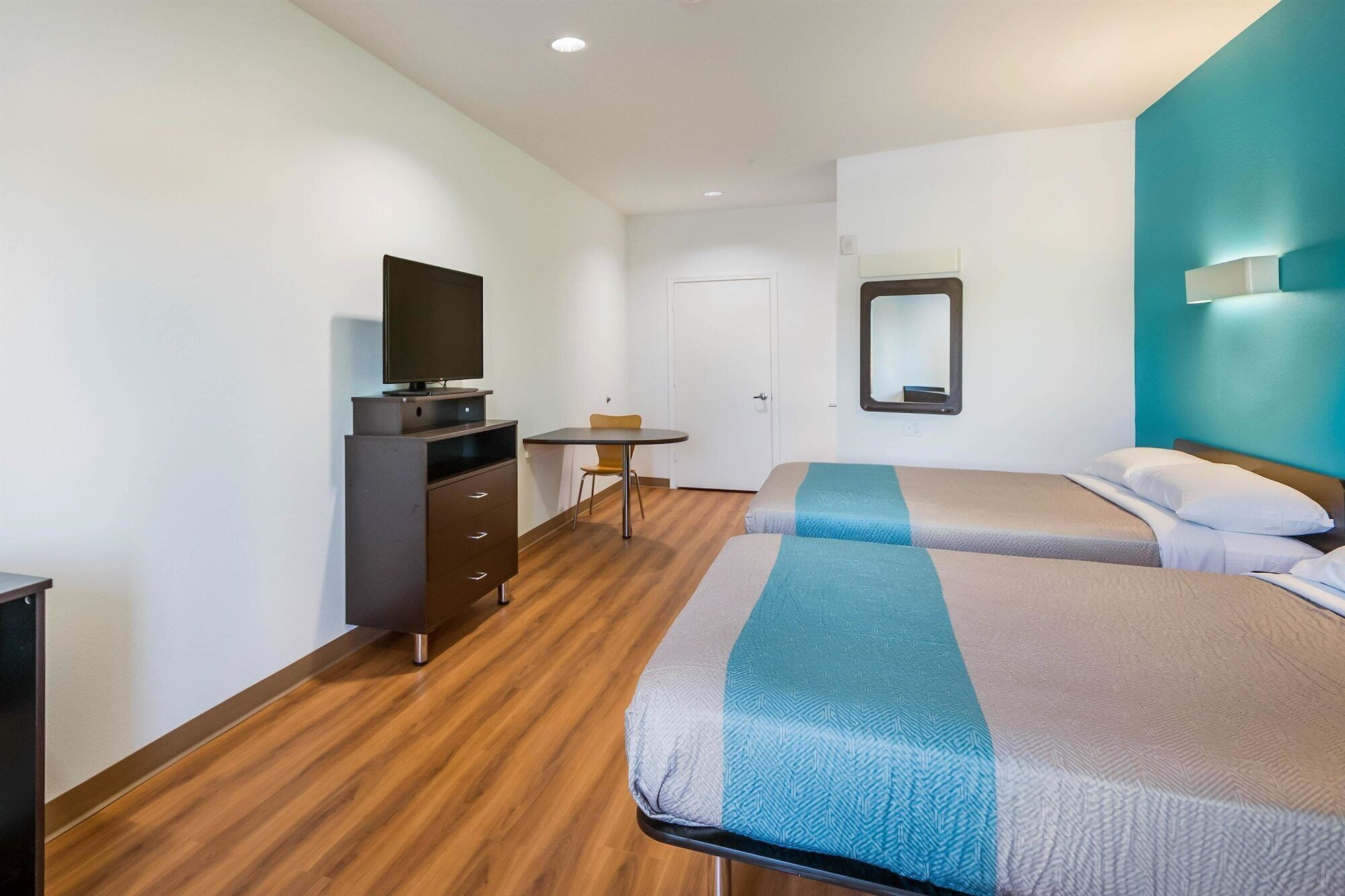 مكتب وواي فاي مجانًا وملاءات أسرّة