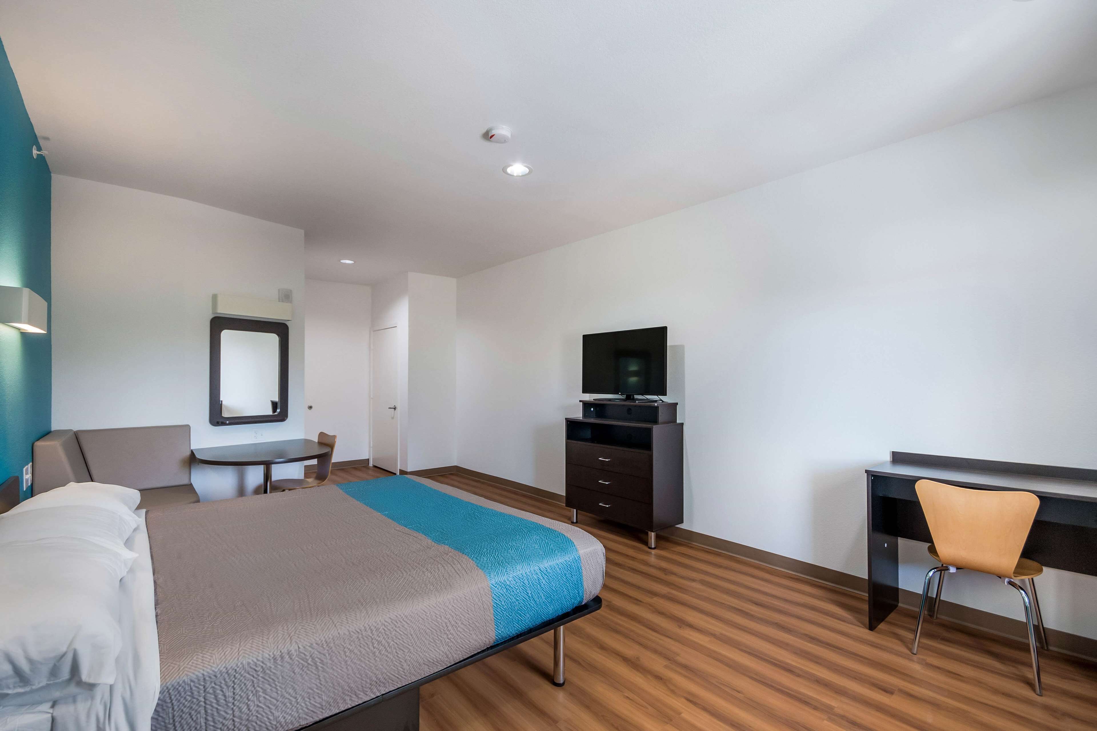 مكتب وواي فاي مجانًا وملاءات أسرّة