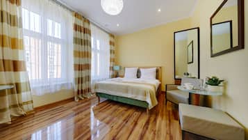 Deluxe tweepersoonskamer, 1 kingsize bed, uitzicht op stad | Een bureau, een strijkplank/strijkijzer, gratis wifi, beddengoed