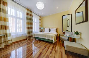 Habitación doble Deluxe, 1 cama King size, vista a la ciudad | Escritorio, tabla de planchar con plancha, wifi gratis y ropa de cama 