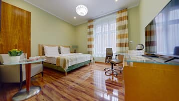 Habitación doble Deluxe | Escritorio, tabla de planchar con plancha, wifi gratis y ropa de cama