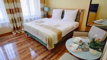 Chambre Double Deluxe, 1 très grand lit, vue ville | Bureau, fer et planche à repasser, Wi-Fi gratuit, draps fournis