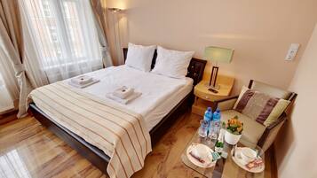 Deluxe tweepersoonskamer, 1 kingsize bed, uitzicht op stad | Een bureau, een strijkplank/strijkijzer, gratis wifi, beddengoed