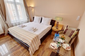 Habitación doble Deluxe, 1 cama King size, vista a la ciudad | Escritorio, tabla de planchar con plancha, wifi gratis y ropa de cama 