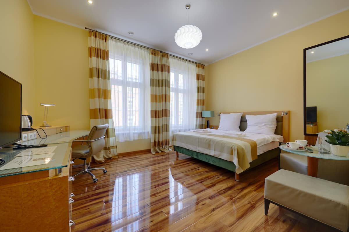 Executive Double Room | Desk, iron/ironing board, free WiFi, bed sheets