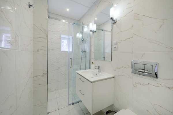 Chambre Double Ăconomique | Salle de bain | Douche, douche à « effet pluie », articles de toilette gratuits