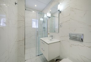 Quarto casal econômico | Banheiro | Chuveiro, chuveiro com efeito de chuva, produtos de toalete grátis 