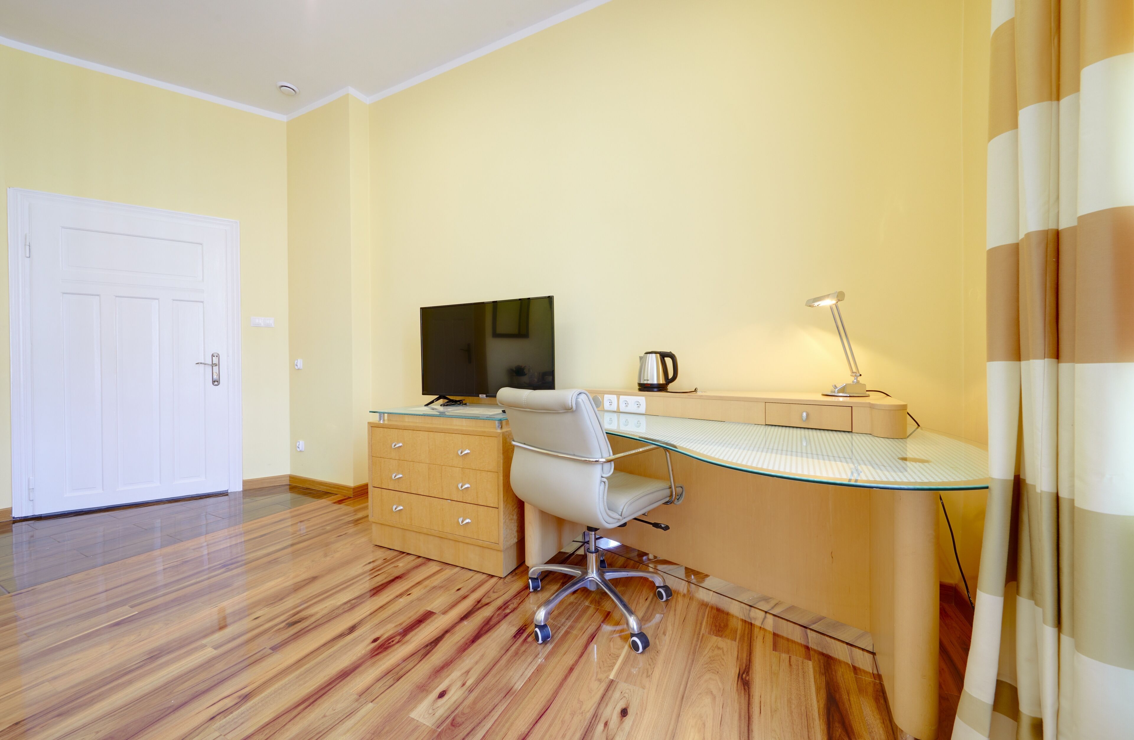 Executive tweepersoonskamer | Een bureau, een strijkplank/strijkijzer, gratis wifi, beddengoed