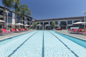 Outdoor pool, free pool cabanas - Global Luxury Suites Sunnyvale North (Sunnyvale)