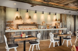 Free daily buffet breakfast - MONDI Hotel Axams (Axams)