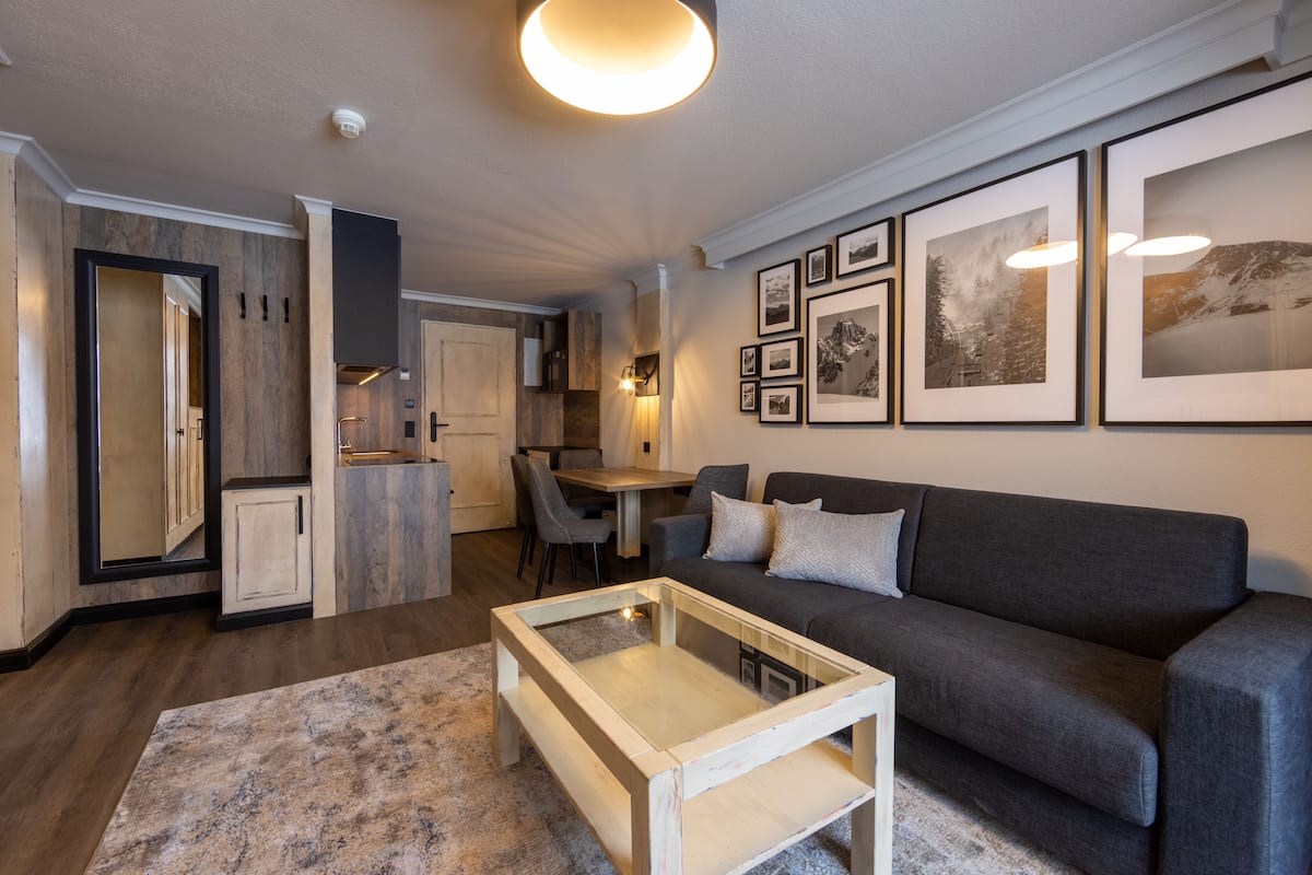 Apartment | Living area | 20-inch TV with satellite channels