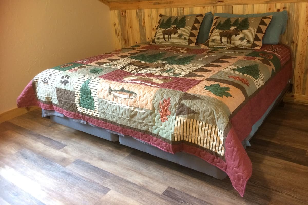 Fireweed Suite | Premium bedding, memory foam beds, iron/ironing board, WiFi (free)