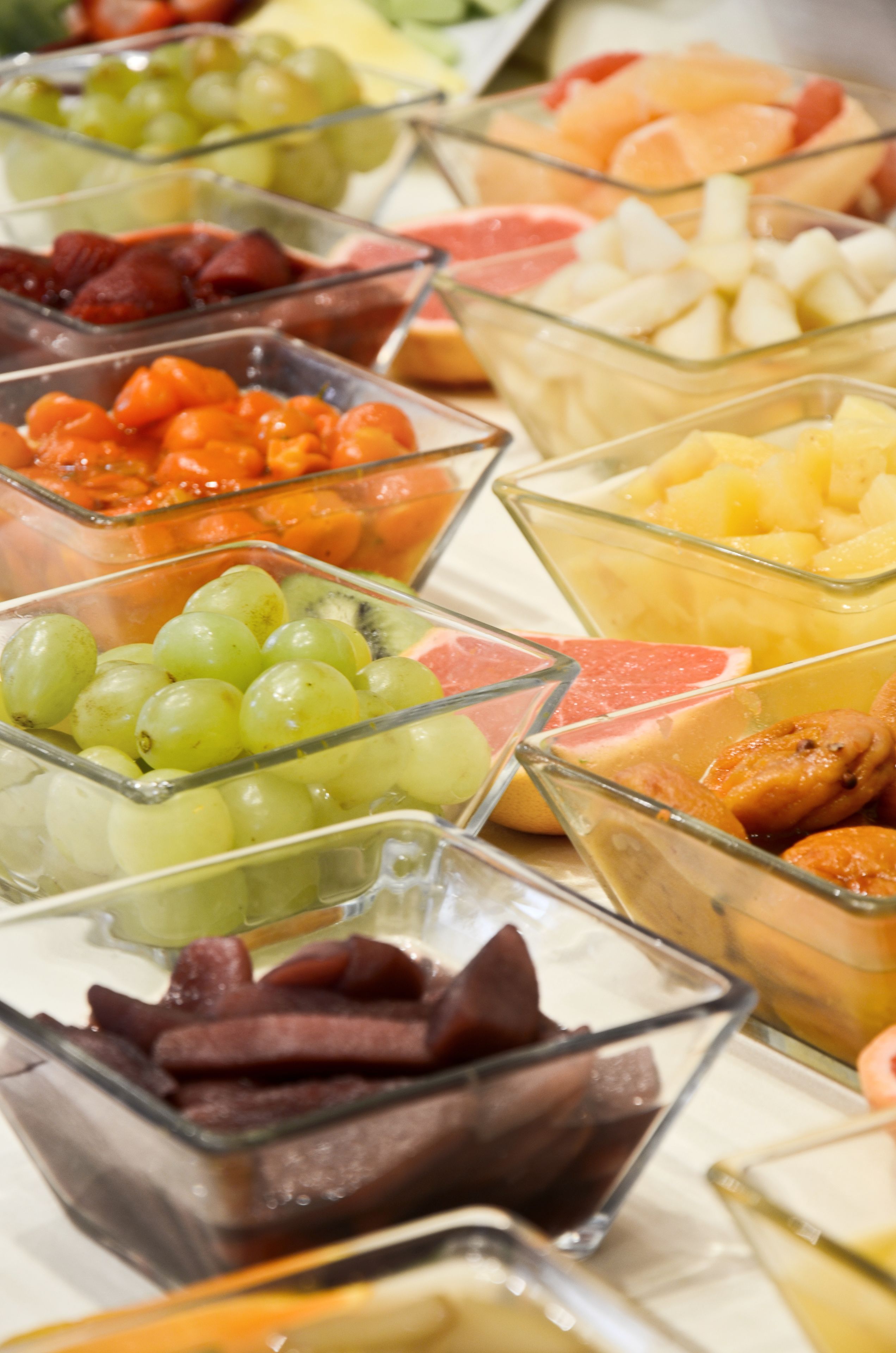 Un buffet con diversi tipi di frutta e dolci.
