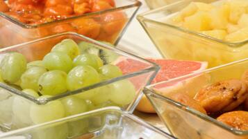 Un buffet con diversi tipi di frutta e dolci.