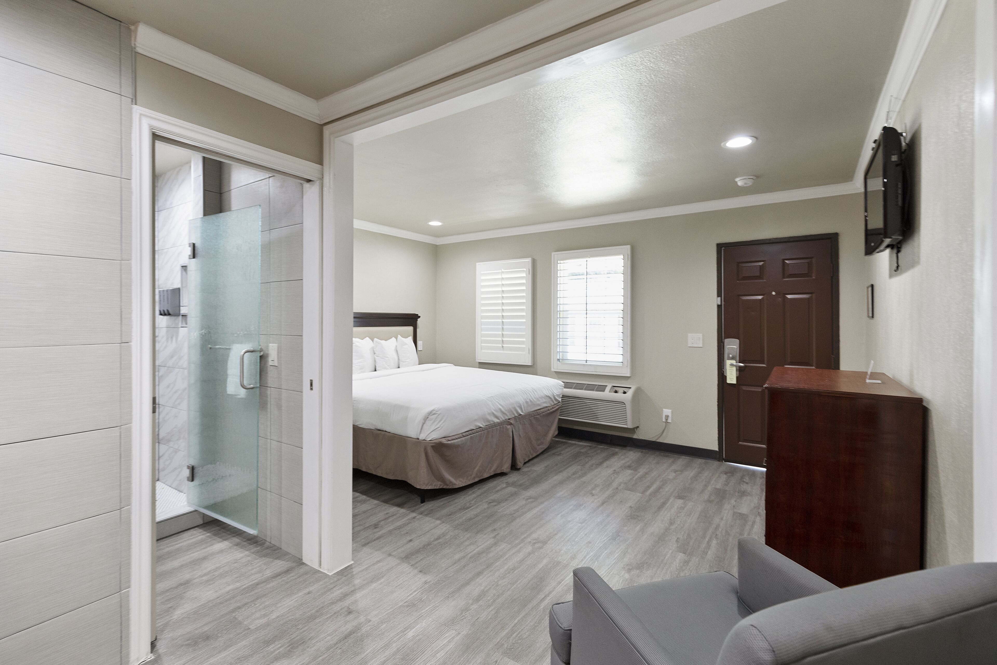 Deluxe Studio, 1 King Bed, Non Smoking, Kitchenette | Living area