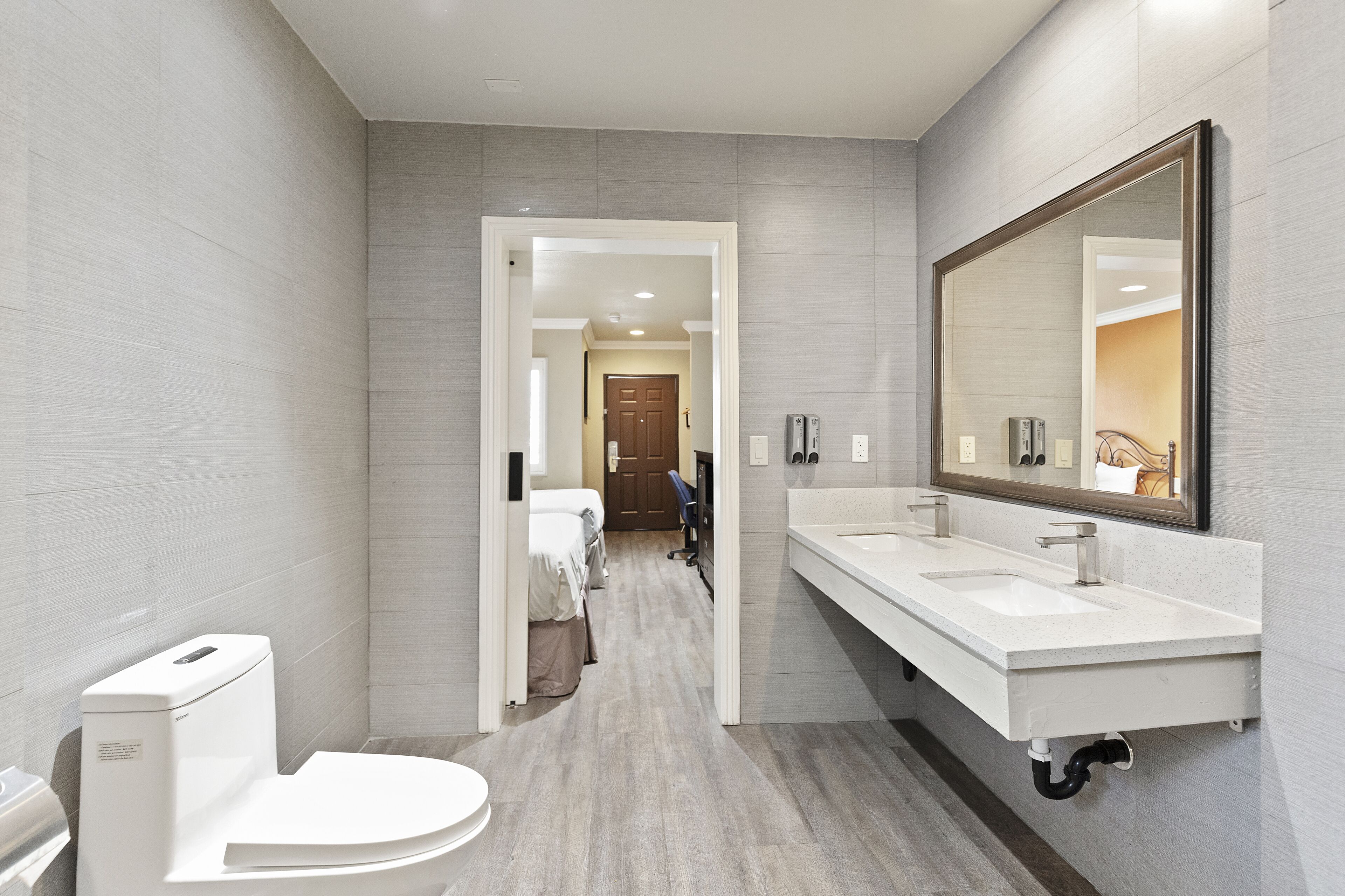 Habitación Deluxe, 2 camas matrimoniales, para no fumadores, planta baja | Baño | Regadera, toallas, jabón, shampoo 