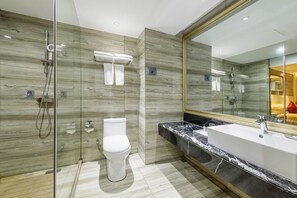 Quarto luxo, 1 cama King, para não fumantes | Banheiro | Chuveiro, chuveiro com efeito de chuva, produtos de toalete grátis 