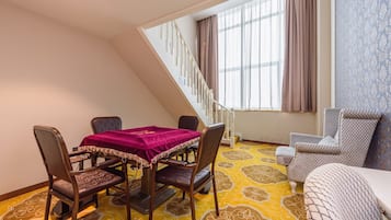 Suite, 1 Tempat Tidur King, Bebas Asap Rokok (Duplex Suite, Loft Style) | Minibar, meja kerja, tirai kedap cahaya, dan setrika/meja setrika