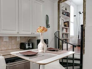 Private kitchen - Downtown Memphis Shellcrest Apartments (Memphis)