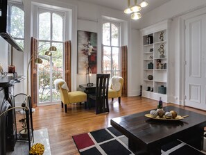 Living area - Downtown Memphis Shellcrest Apartments (Memphis)