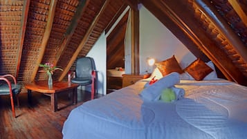 2 kamar tidur dan didekorasi berbeda-beda