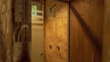 Cabaña exclusiva, varias camas, vista a la alberca | Baño | Regadera tipo lluvia, amenidades de baño de diseñador, toallas