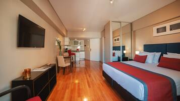 Studio, 1 King Bed | Premium bedding, in-room safe, soundproofing, iron/ironing board