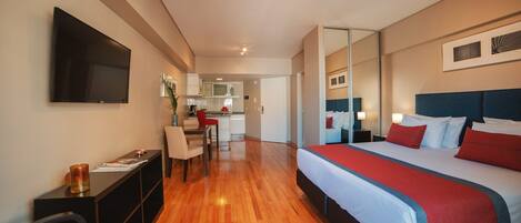 Studio, 1 King Bed | Premium bedding, in-room safe, soundproofing, iron/ironing board