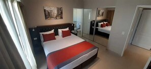 Ropa de cama de alta calidad y caja de seguridad en la habitación 
