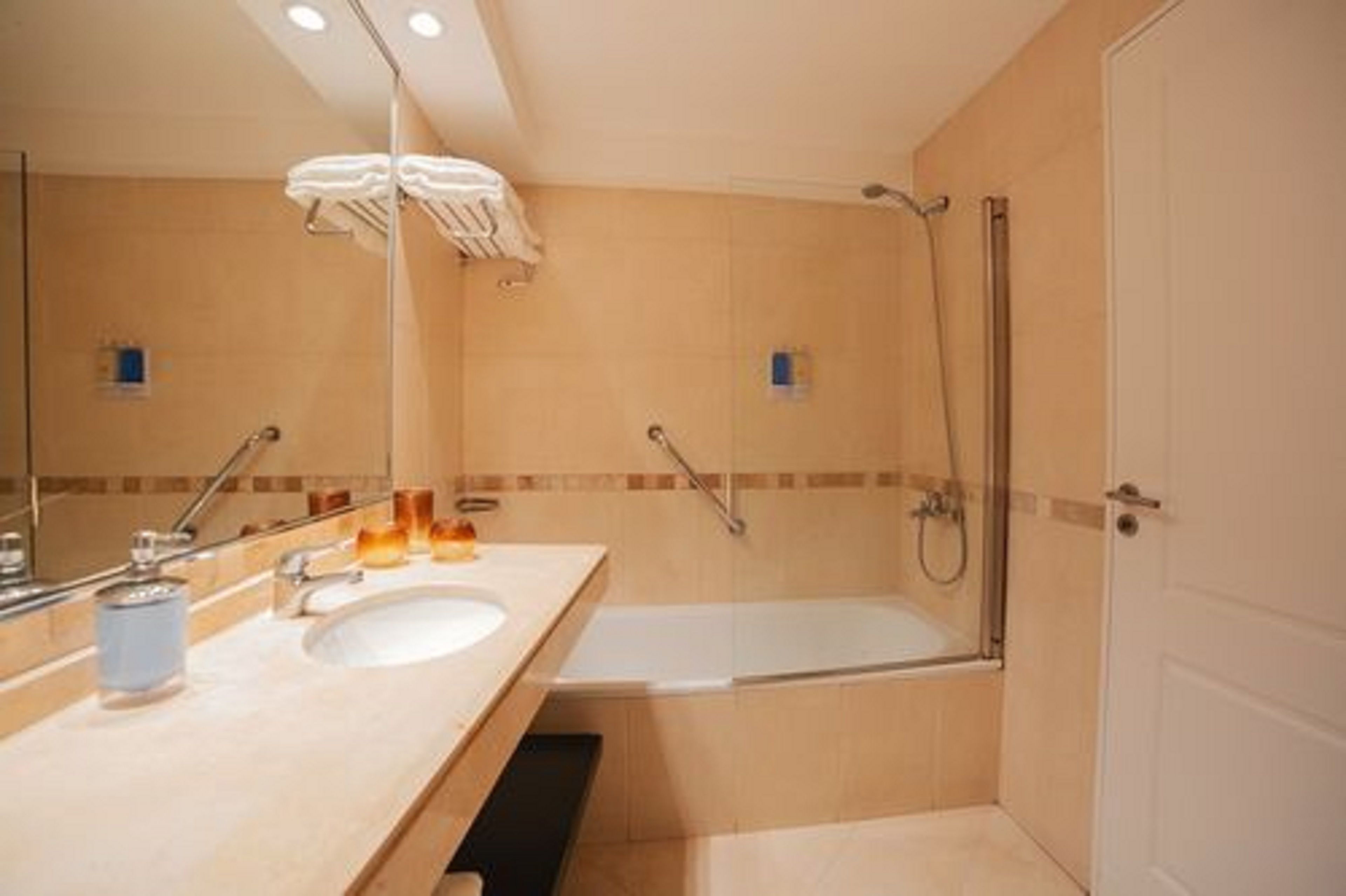 senior suite | bathroom | combined shower/bathtub, deep-soaking bathtub, rainfall showerhead