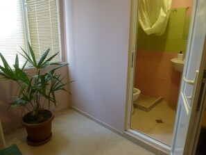 Family Room, Multiple Beds, Non Smoking | Bathroom