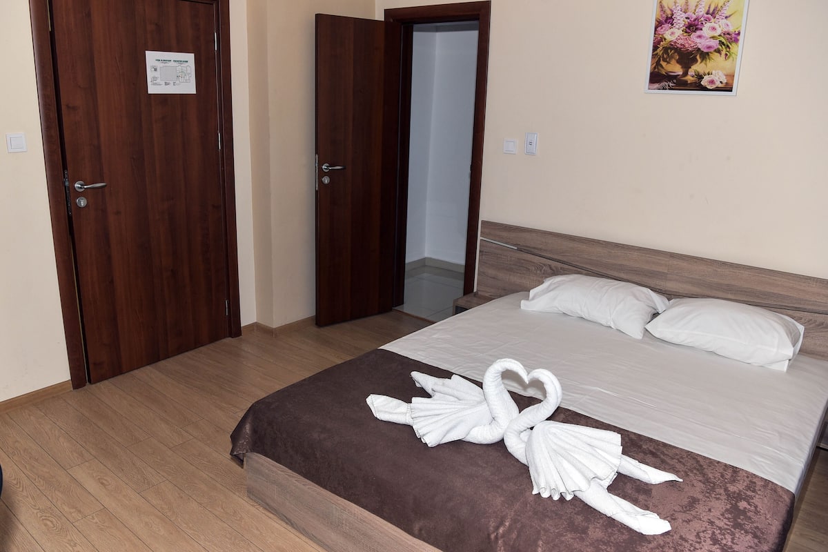 2 habitaciones, escritorio y cortinas blackout
