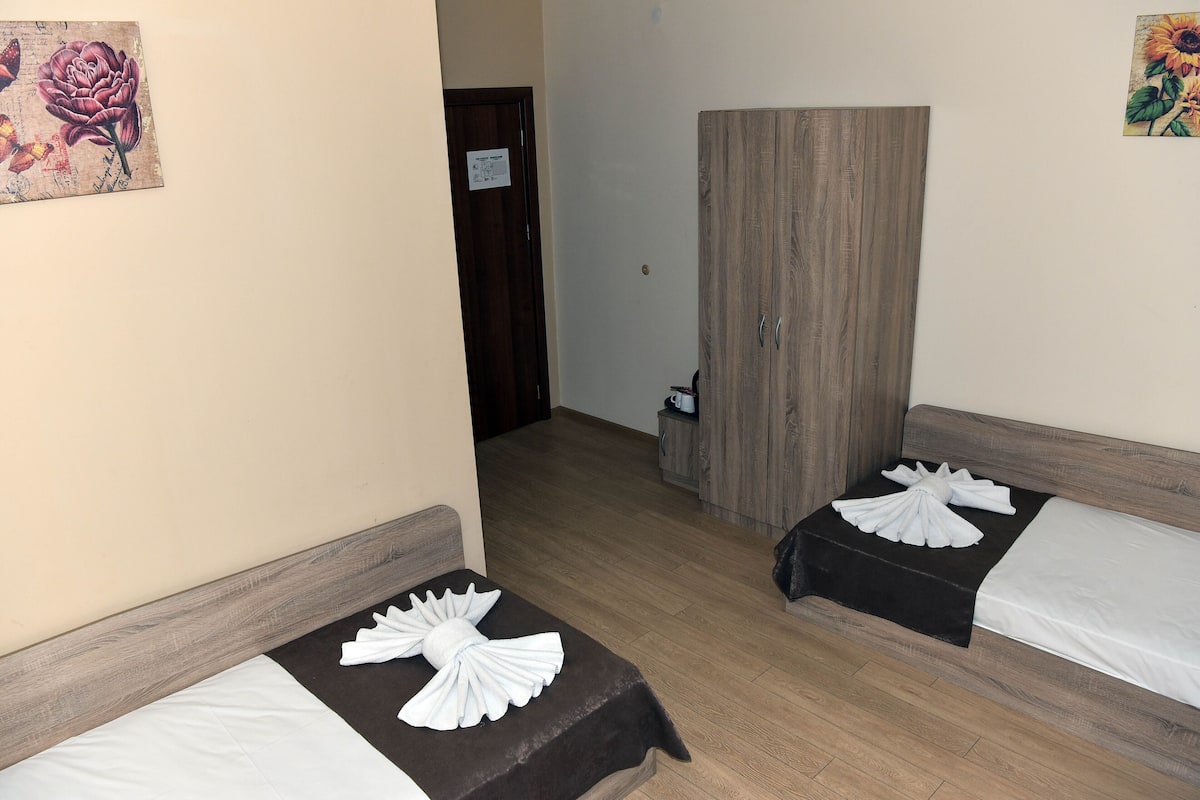 2 habitaciones, escritorio y cortinas blackout