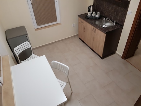 Frigobar, tetera/pava eléctrica