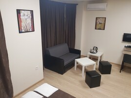 Habitación superior | Zona de estar | Televisión LCD de 24 pulgadas con canales por cable, una televisión