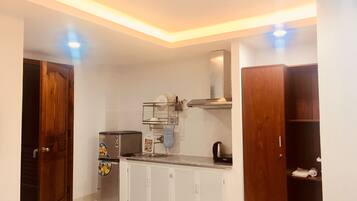 Bếp nấu, ấm điện, dụng cụ nấu nướng/bát dĩa/dao nĩa