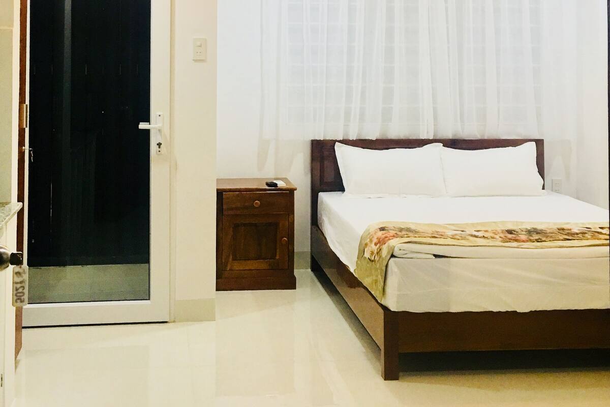 Minibar, desk, blackout curtains, rollaway beds