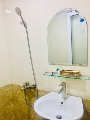 ฝักบัว, ของใช้ในห้องน้ำฟรี, รองเท้าสวมภายในห้อง, ผ้าเช็ดตัว