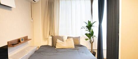 Studio | Living area | Flat-screen TV
