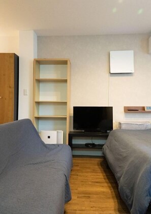 Studio | Living area | Flat-screen TV