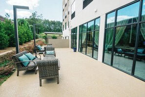 Terrace/patio - Holiday Inn Express & Suites Birmingham - Homewood by IHG (BIRMINGHAM)