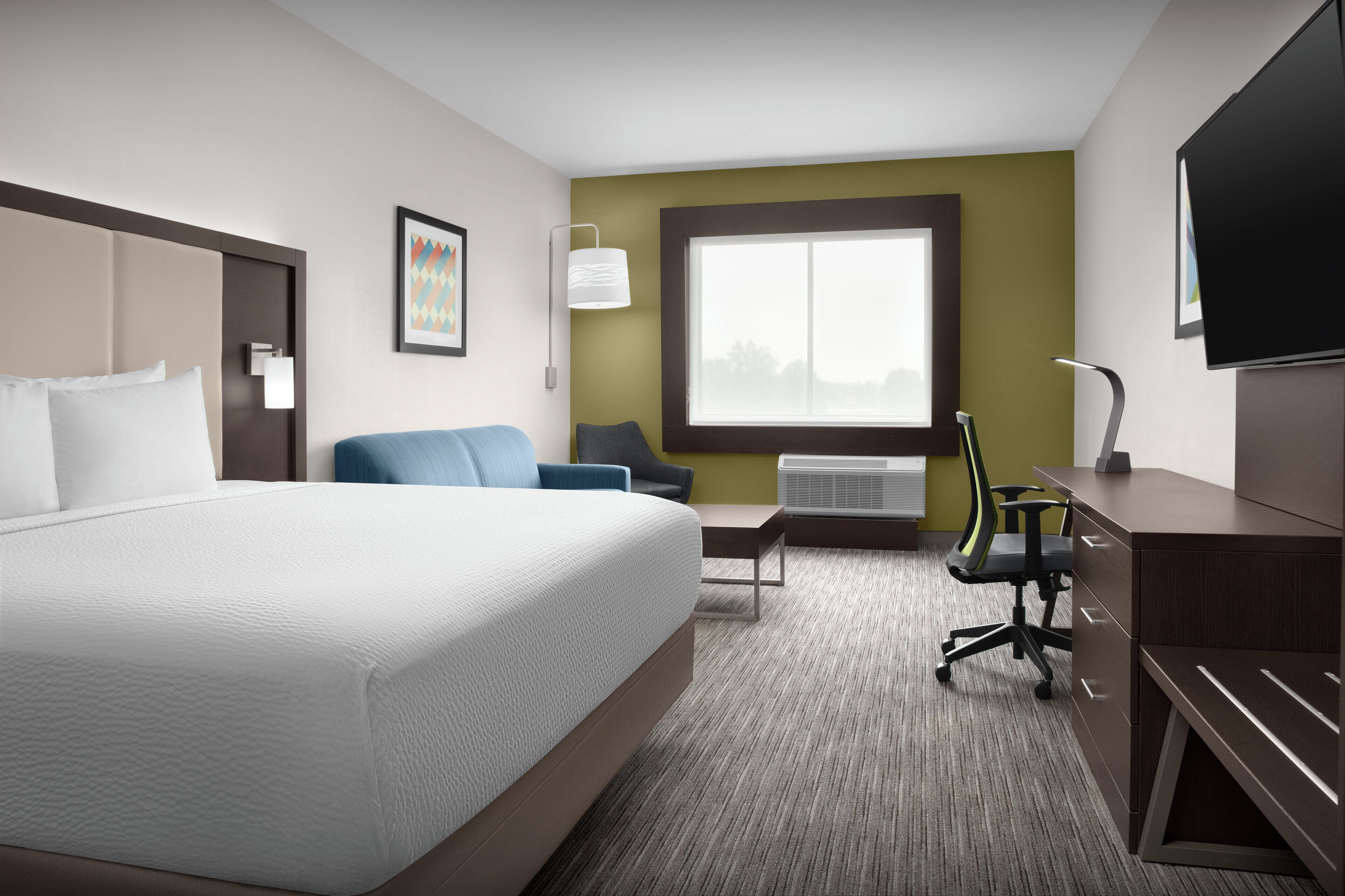 خزنة داخل الغرفة ومكتب وستائر ت عتيم ومكواة/لوح كي