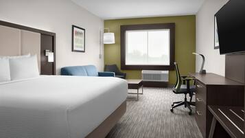 Safe på rommet, skrivebord, blendingsgardiner og strykejern/-brett