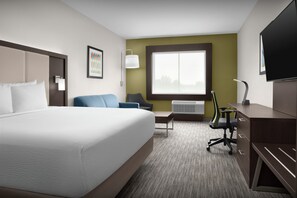 Safe på rommet, skrivebord, blendingsgardiner og strykejern/-brett