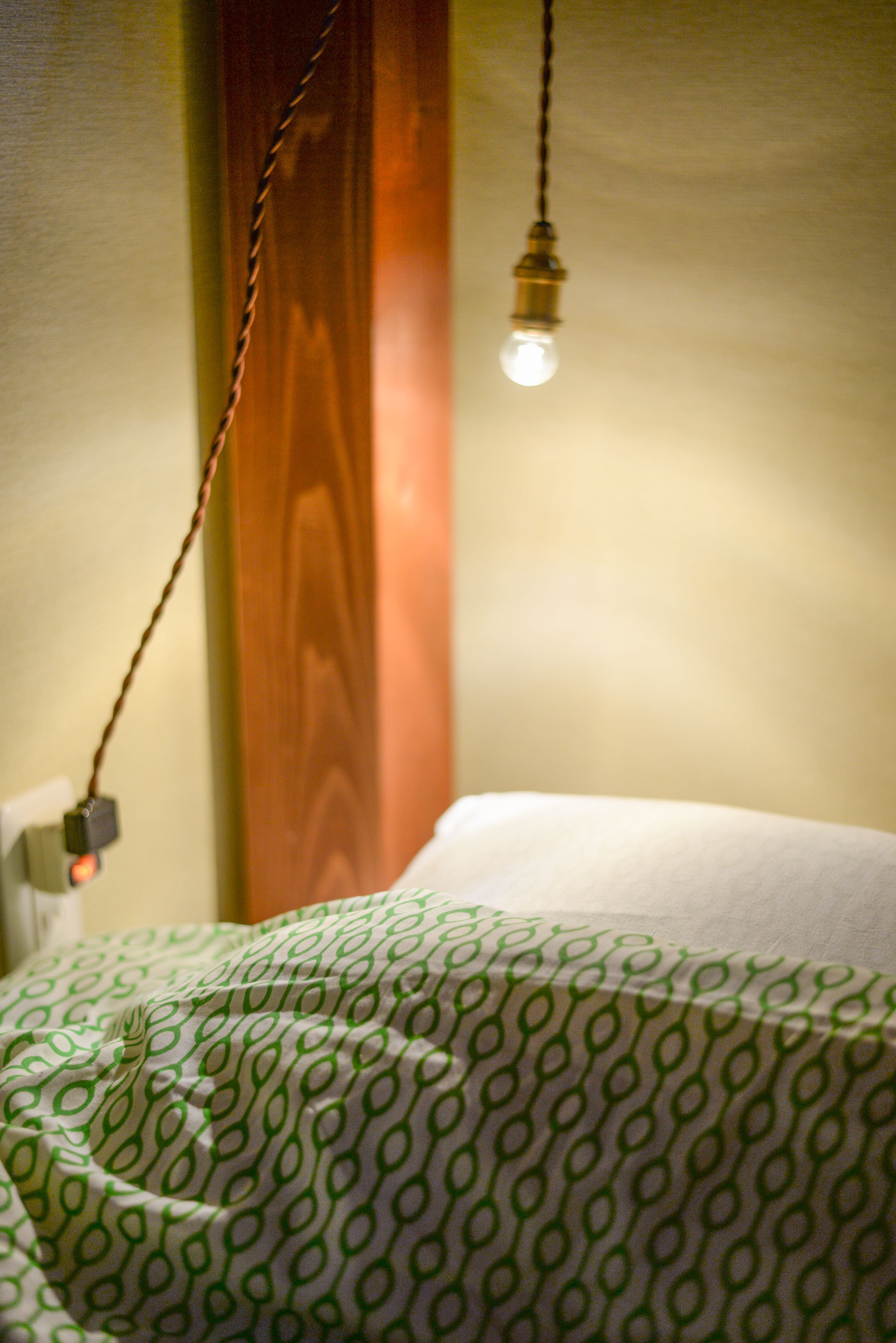 Tabla de planchar con plancha, wifi gratis y ropa de cama 